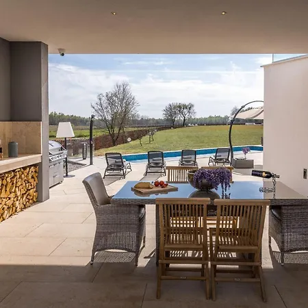 Вілла Corolan By Briskva